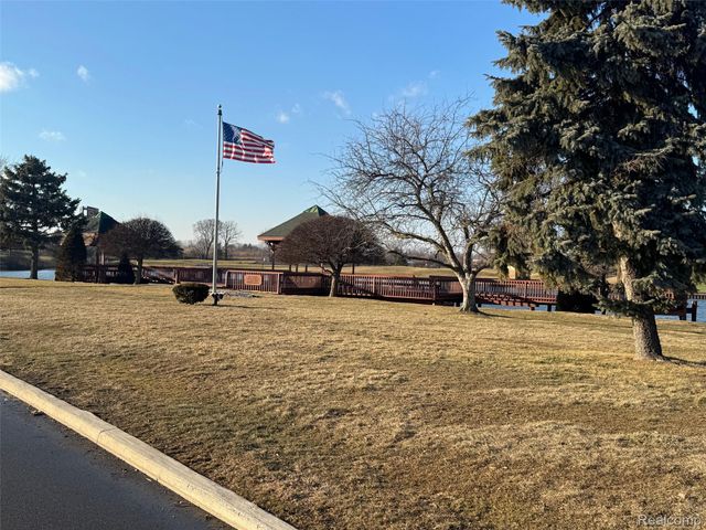 1021 Country Club Drive 23, St. Clair Shores, MI 48082