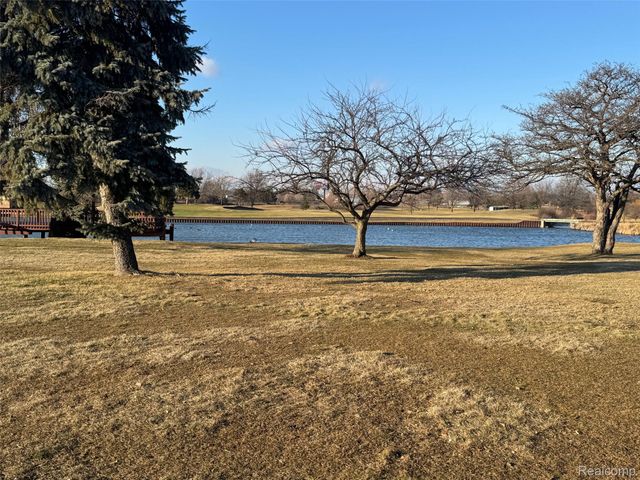 1021 Country Club Drive 23, St. Clair Shores, MI 48082