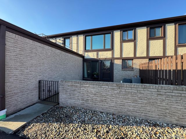 1021 Country Club Drive 23, St. Clair Shores, MI 48082