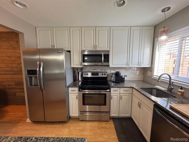 1021 Country Club Drive 23, St. Clair Shores, MI 48082