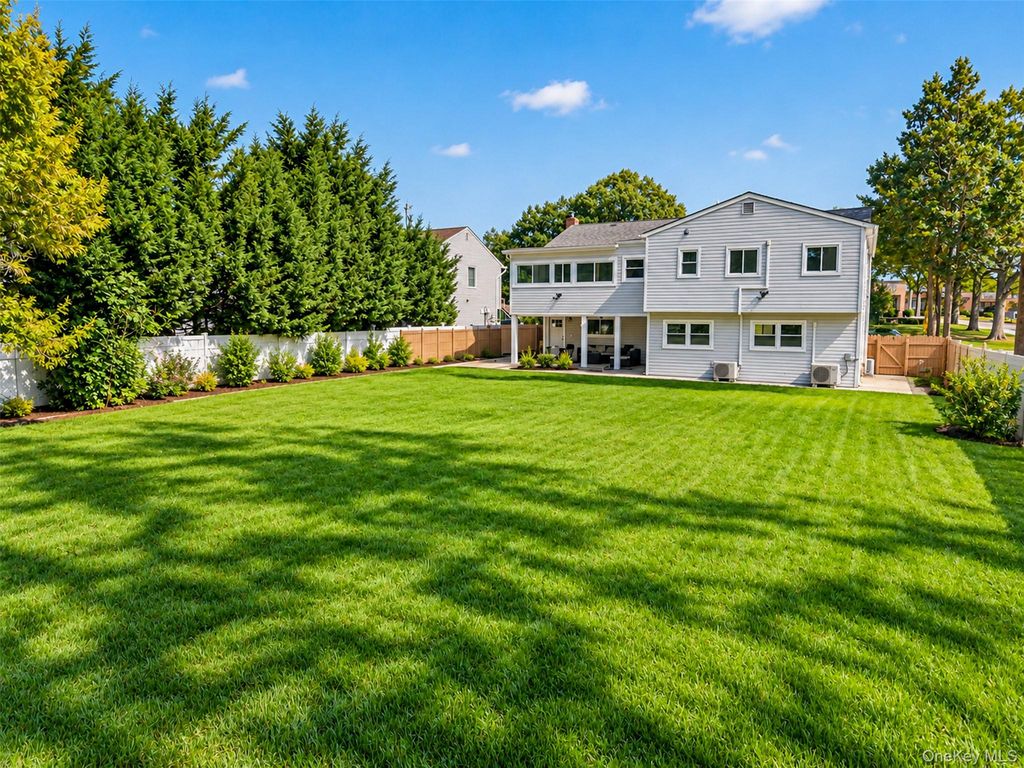 1059 Denton Avenue, Manhasset Hills, NY 11040 — photo 3