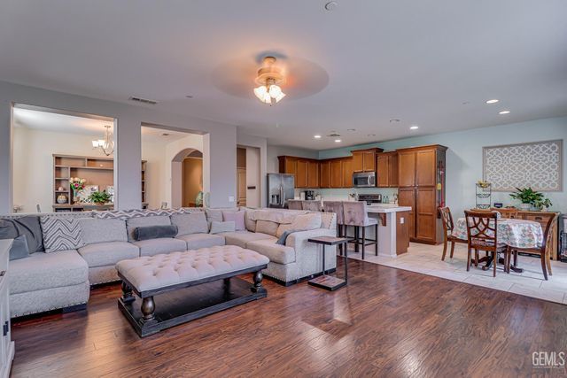 10905 Mountainside Drive, Bakersfield, CA 93306