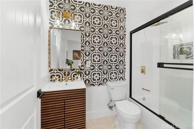 11445 Saticoy Street, North Hollywood, CA 91605