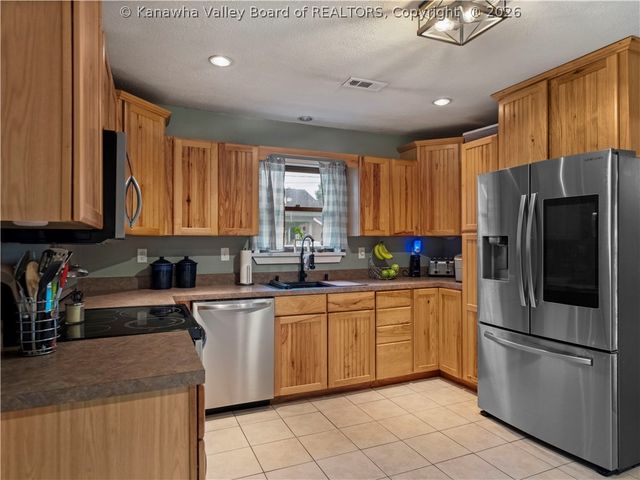1518 Fenton Circle, Nitro, WV 25143