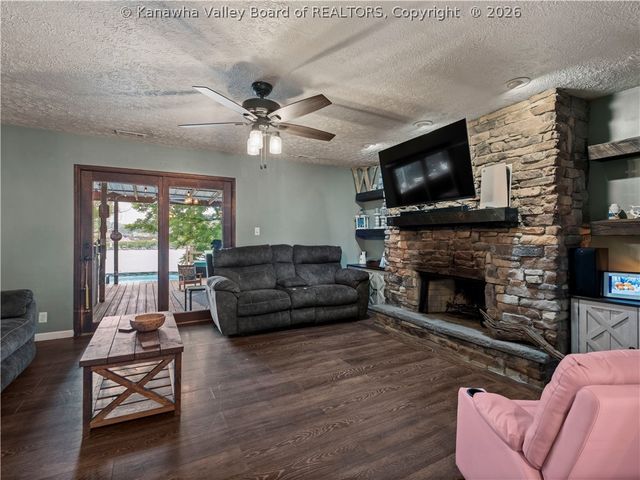 1518 Fenton Circle, Nitro, WV 25143