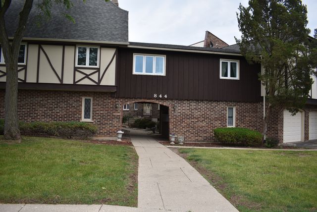 844 Village Quarter Road B5, West Dundee, IL 60118