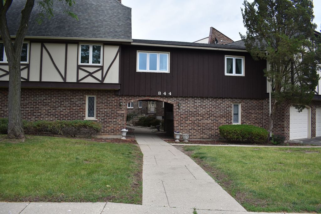 844 Village Quarter Road B5, West Dundee, IL 60118