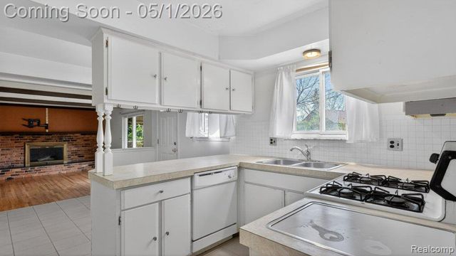 3950 Nowak Drive, Sterling Heights, MI 48310