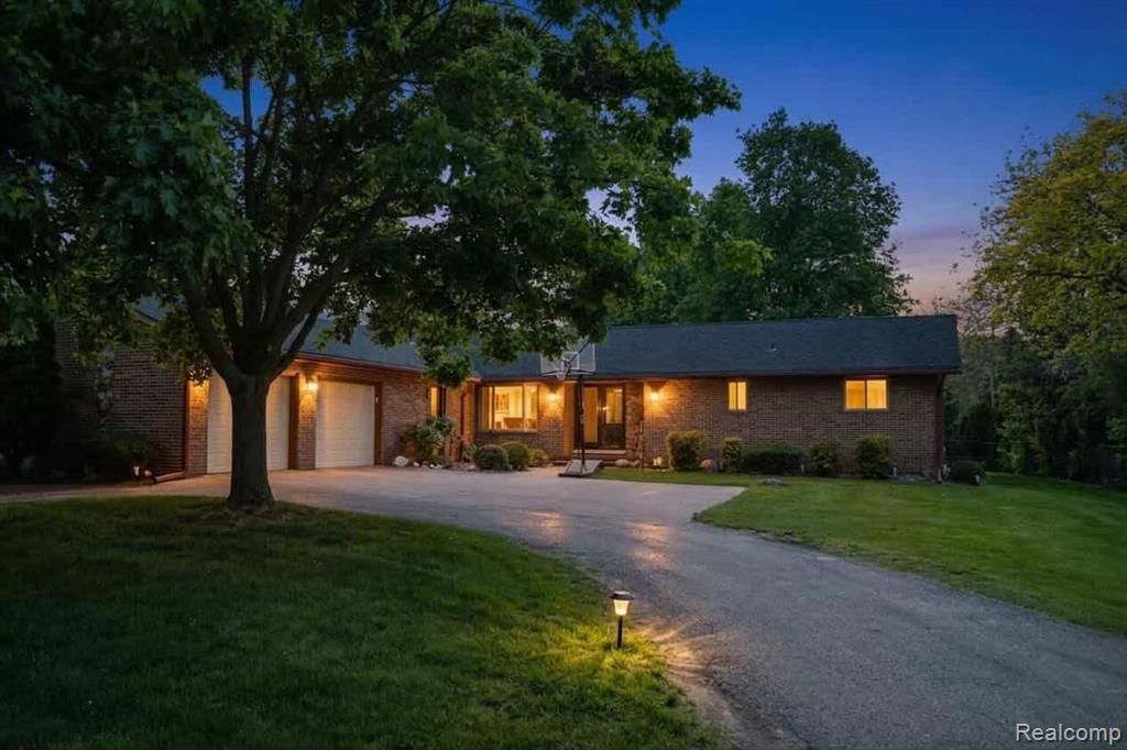37735 Santa Anna Street, Clinton Township, MI 48036