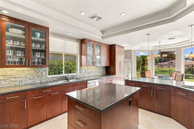 8633 Lakeridge Circle, Las Vegas, NV 89117