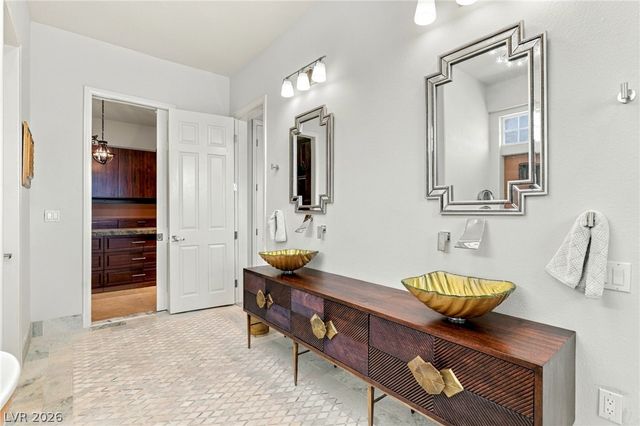 8633 Lakeridge Circle, Las Vegas, NV 89117
