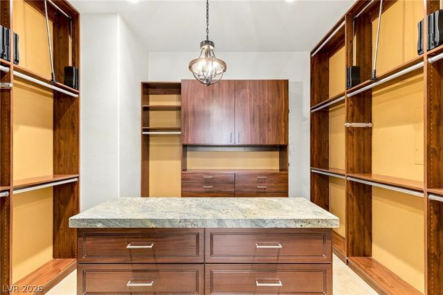 8633 Lakeridge Circle, Las Vegas, NV 89117