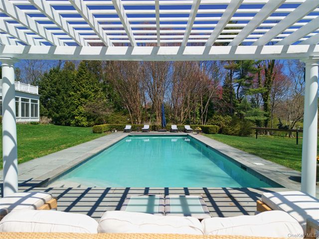 17 Hilldale Lane, Sands Point, NY 11050