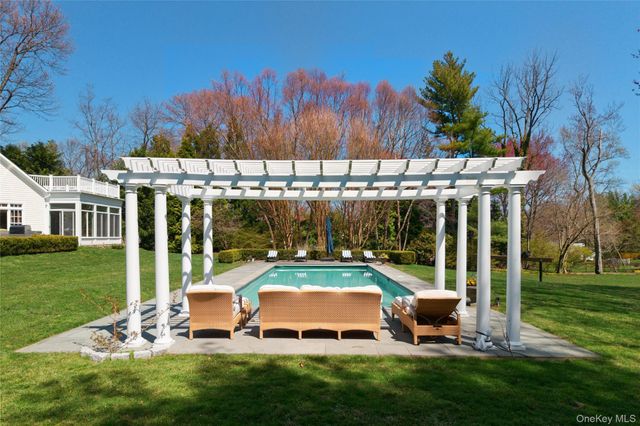 17 Hilldale Lane, Sands Point, NY 11050