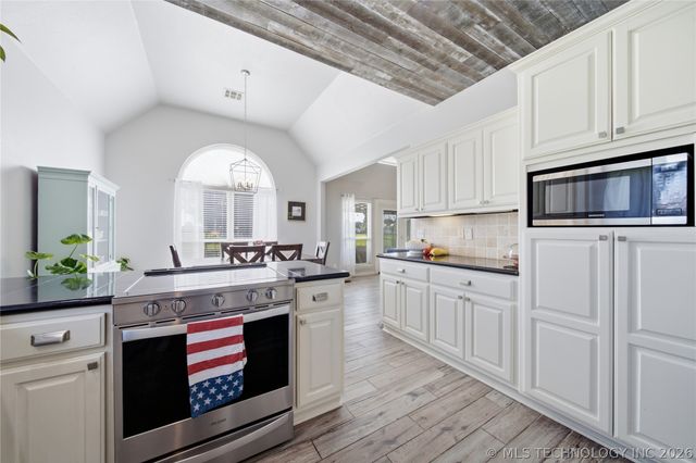 12729 Woodview Court, Oologah, OK 74053