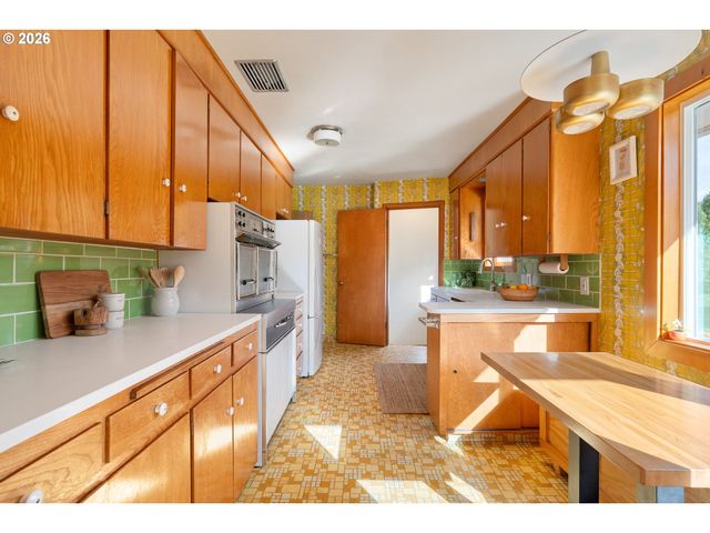 15910 Se OATFIELD Rd, Milwaukie, OR 97267