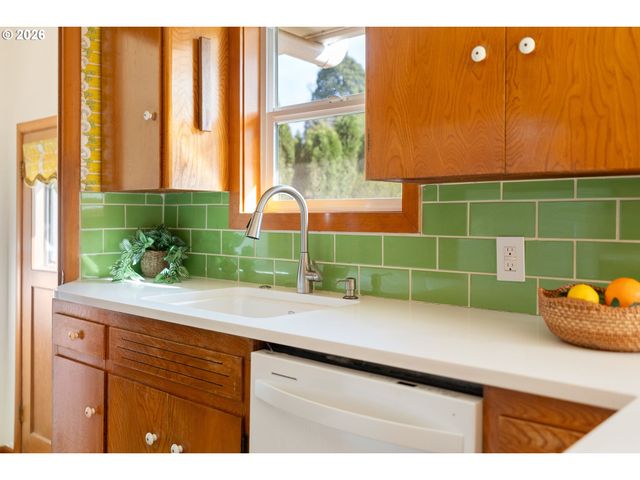 15910 Se OATFIELD Rd, Milwaukie, OR 97267