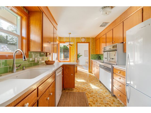 15910 Se OATFIELD Rd, Milwaukie, OR 97267