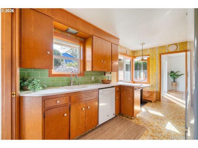 15910 Se OATFIELD Rd, Milwaukie, OR 97267