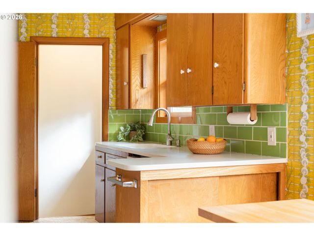 15910 Se OATFIELD Rd, Milwaukie, OR 97267