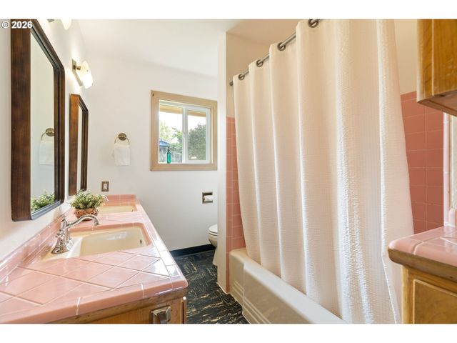 15910 Se OATFIELD Rd, Milwaukie, OR 97267