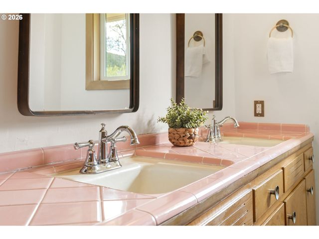 15910 Se OATFIELD Rd, Milwaukie, OR 97267