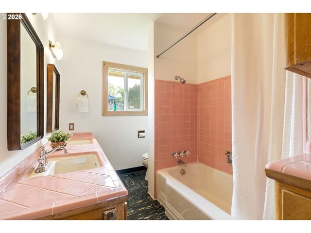 15910 Se OATFIELD Rd, Milwaukie, OR 97267