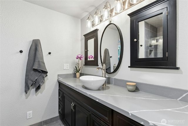 860 Valley View Place SW, Issaquah, WA 98027