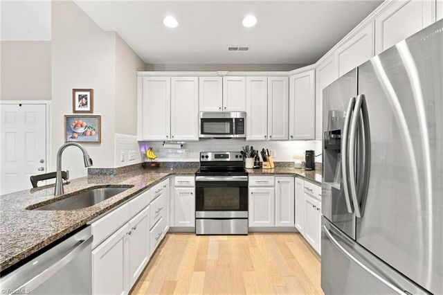 219 Hawks Nest Circle, Clemmons, NC 27012