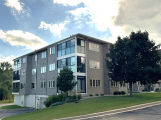 291 Oconomowoc PARKWAY #302-2, Oconomowoc, WI 53066