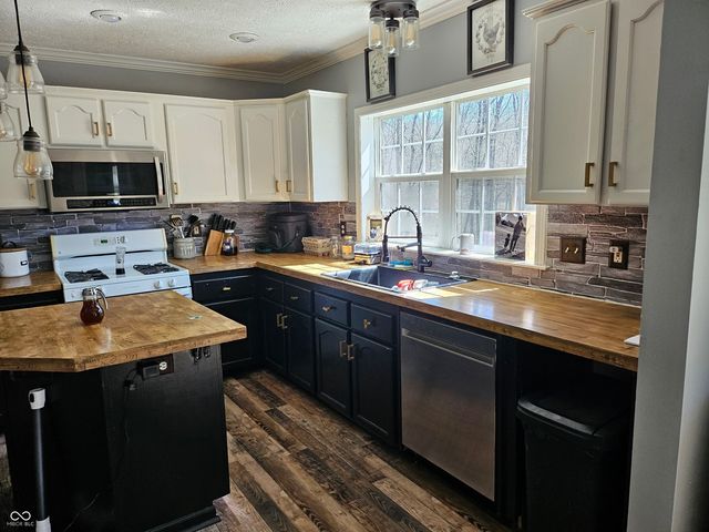 8585 Ridge Acres Drive, Trafalgar, IN 46181