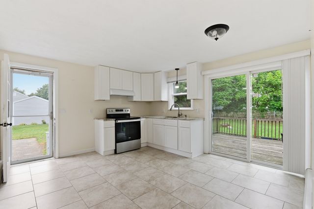 7 Boardman Ln 1, Attleboro, MA 02703