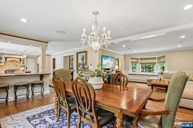 18 Roxbury Downs, Upper Saddle River, NJ 07458