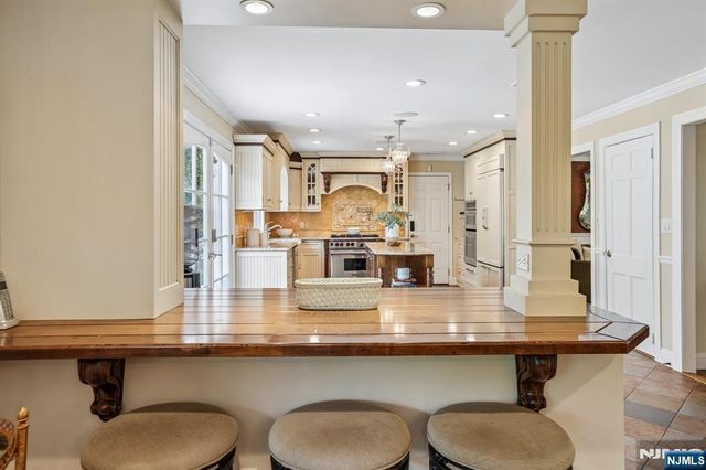 18 Roxbury Downs, Upper Saddle River, NJ 07458