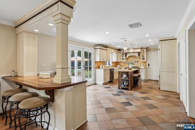 18 Roxbury Downs, Upper Saddle River, NJ 07458