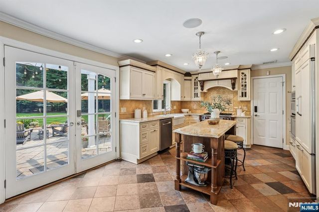 18 Roxbury Downs, Upper Saddle River, NJ 07458