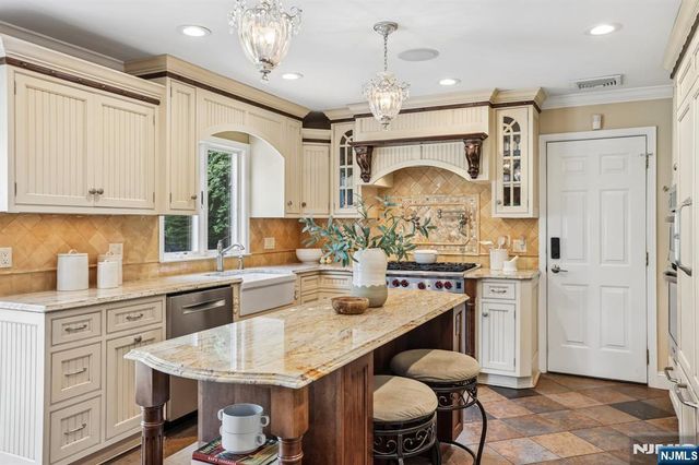 18 Roxbury Downs, Upper Saddle River, NJ 07458