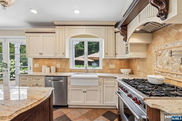 18 Roxbury Downs, Upper Saddle River, NJ 07458