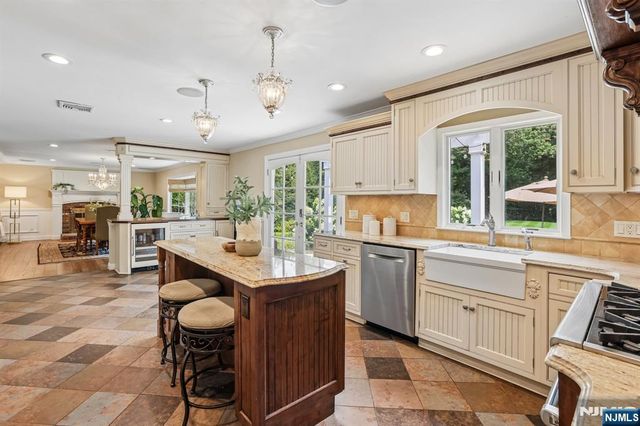 18 Roxbury Downs, Upper Saddle River, NJ 07458