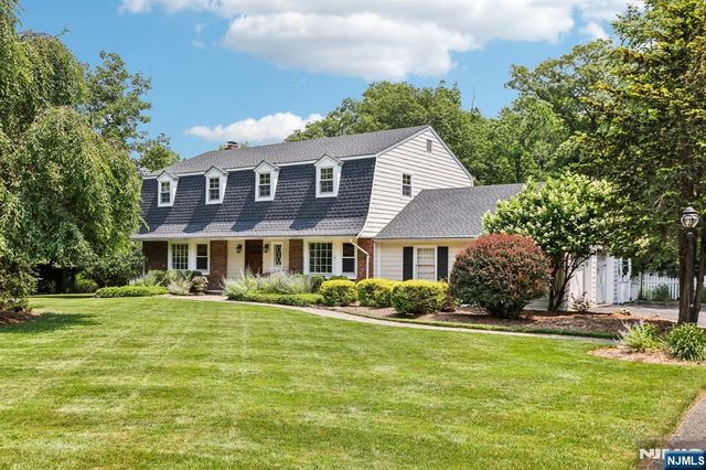 18 Roxbury Downs, Upper Saddle River, NJ 07458