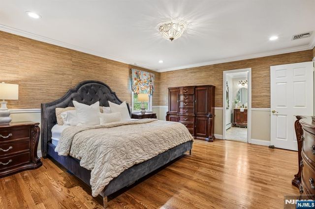 18 Roxbury Downs, Upper Saddle River, NJ 07458