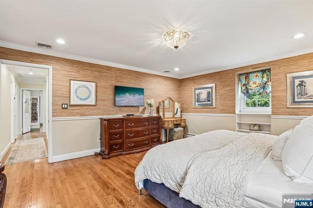 18 Roxbury Downs, Upper Saddle River, NJ 07458