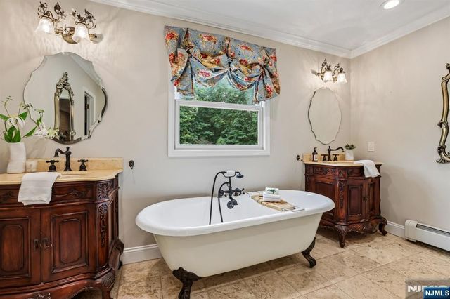 18 Roxbury Downs, Upper Saddle River, NJ 07458