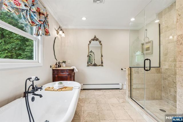 18 Roxbury Downs, Upper Saddle River, NJ 07458