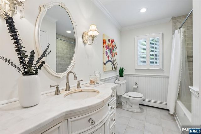 18 Roxbury Downs, Upper Saddle River, NJ 07458