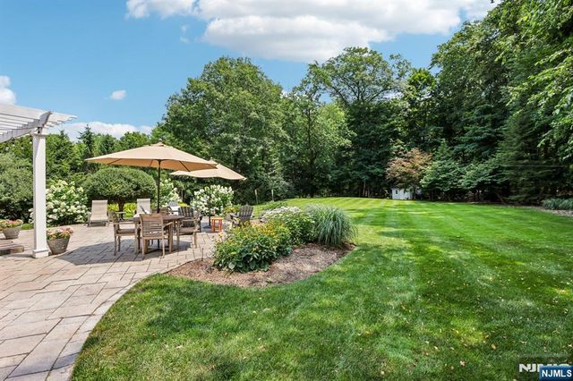 18 Roxbury Downs, Upper Saddle River, NJ 07458