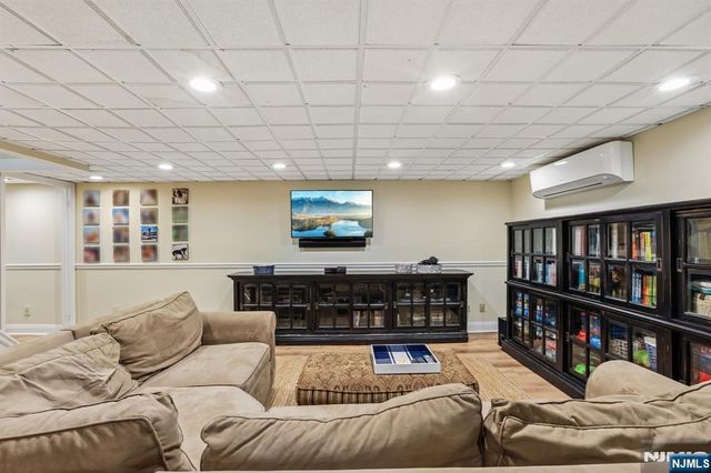 18 Roxbury Downs, Upper Saddle River, NJ 07458