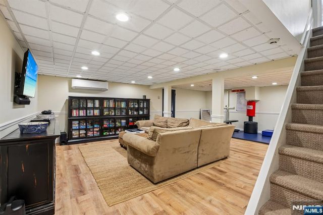 18 Roxbury Downs, Upper Saddle River, NJ 07458
