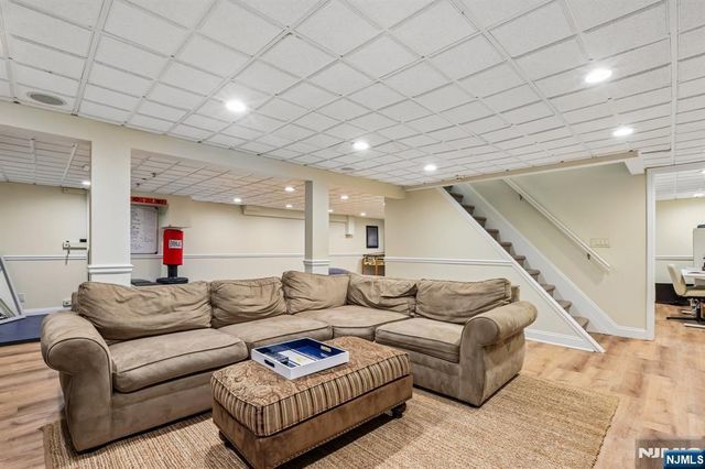 18 Roxbury Downs, Upper Saddle River, NJ 07458