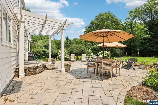 18 Roxbury Downs, Upper Saddle River, NJ 07458